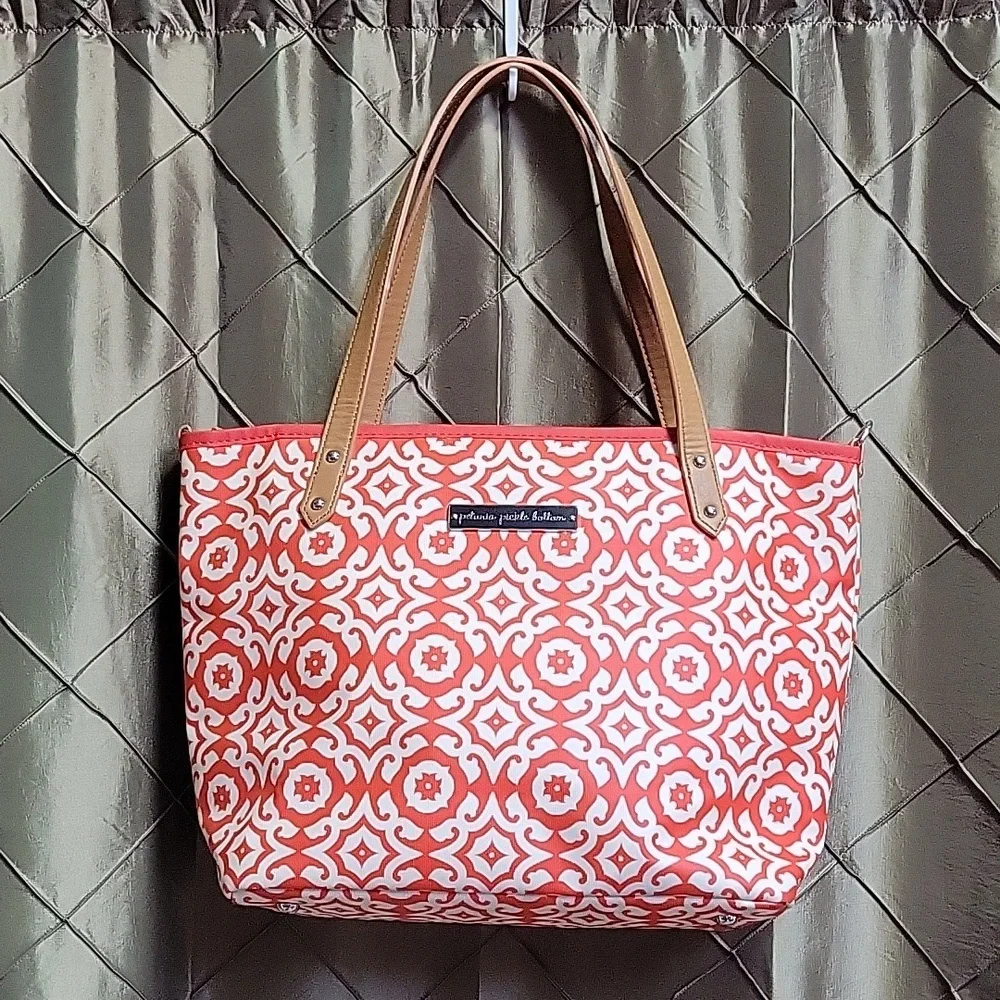VGUC- Petunia Pickle Bottom Downtown Diaper Bag \ Tote